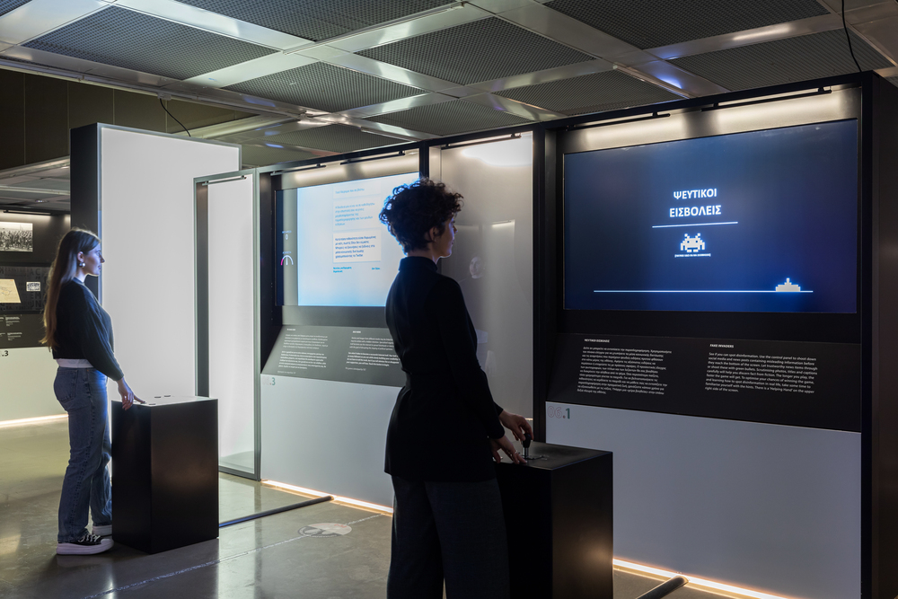 Menschen nutzen digitale Displays in der Ausstellung