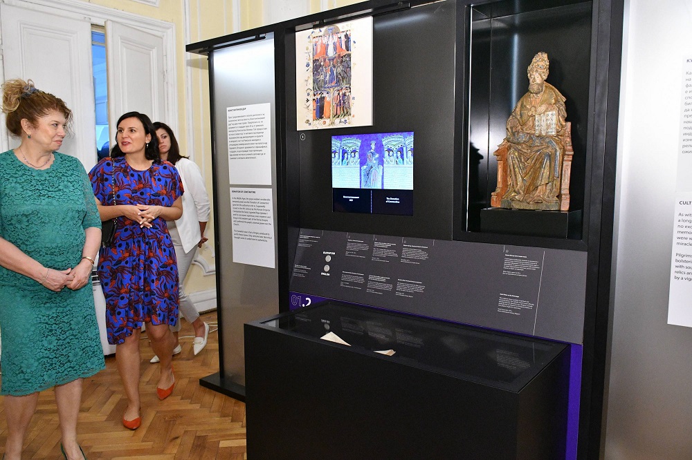 Curator giving guided tour in FFR