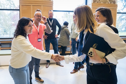 President Metsola shaking hands with visitor