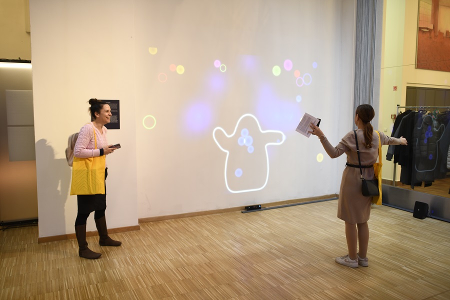 People using interactive bubbles game