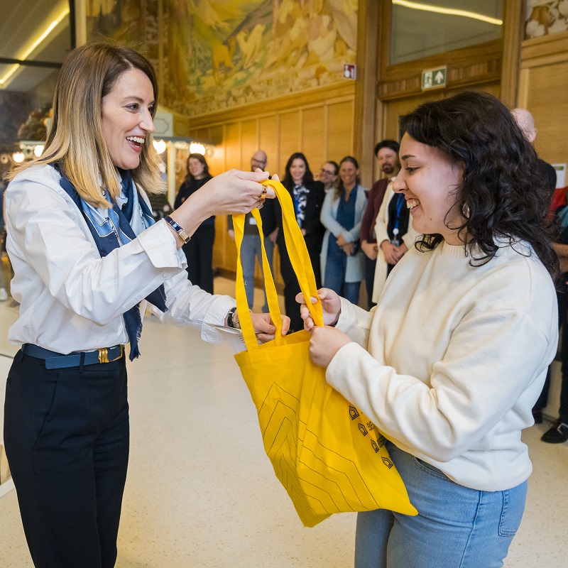 President Metsola handing over gift-bag