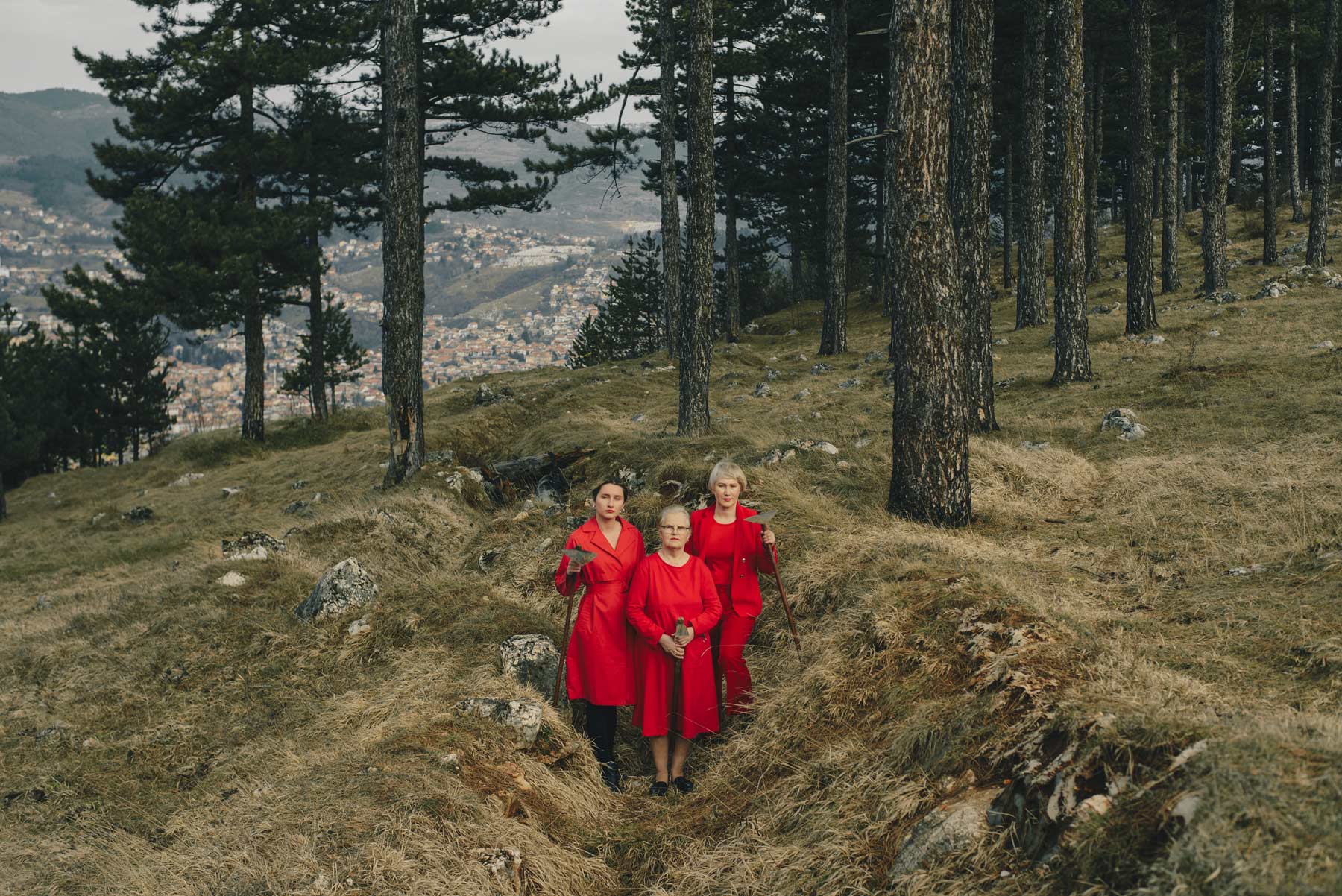 Grand-mère, mère et fille qui s’apprêtent à planter des fleurs dans les anciennes tranchées du siège de Sarajevo (1992-1996)