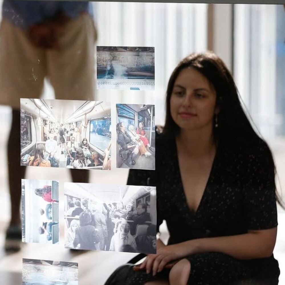 Frau, die Fotos auf Glas betrachtet