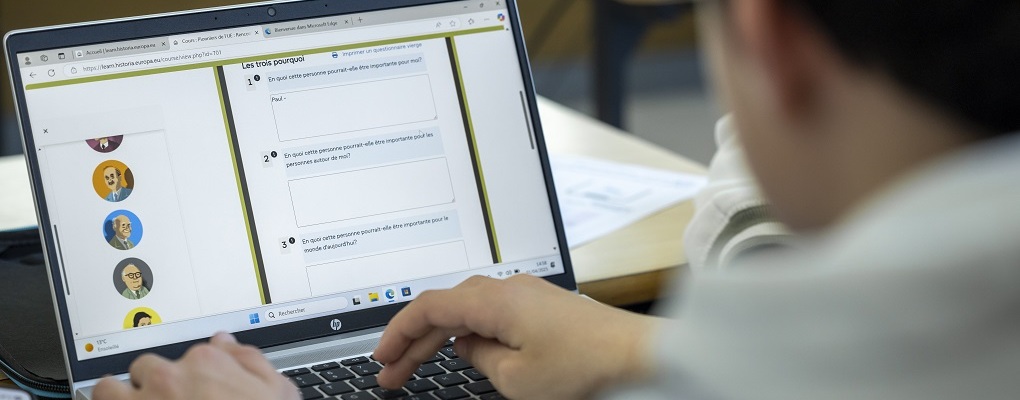 Jonge man die een laptop gebruikt