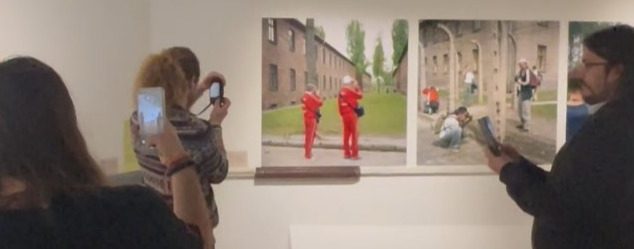 Étudiants prenant des photos dans l'espace d'exposition