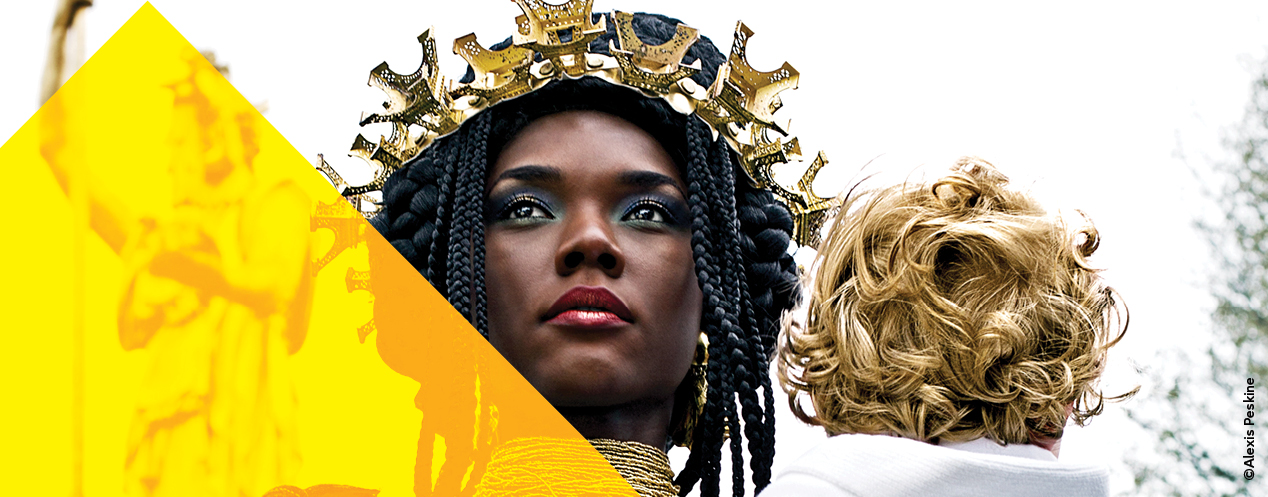 Frau mit Krone, die ein Baby hält