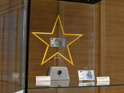 Star with a 20euro banknote of the second series