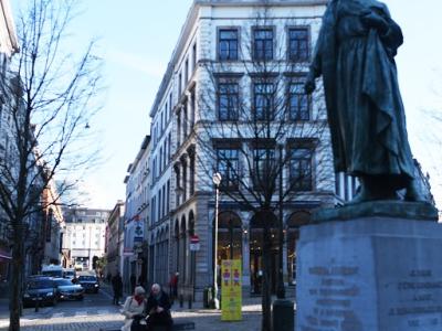 couple in front of statue