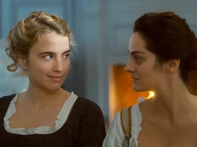 women talking - close-up