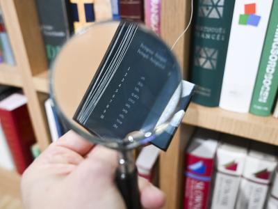 Loupe devant une bibliothèque