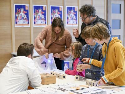 Familie an der Rezeption, die Karten erhält