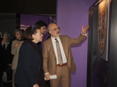 Man en vrouw op rondleiding in museum