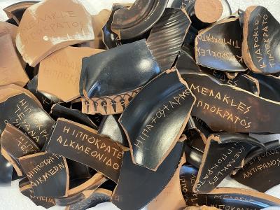 Stukjes ostraca aardewerk