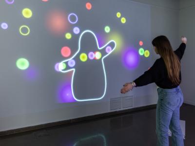 Persoon met interactief bellenbeeld
