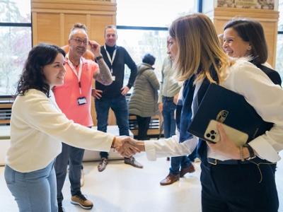 President Metsola shaking hands with visitor