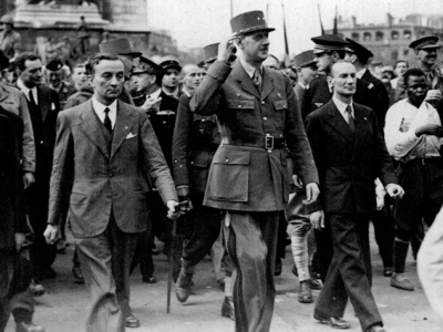 Photographie en noir et blanc de soldats
