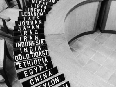 Noms de pays sur des panneaux de table noirs