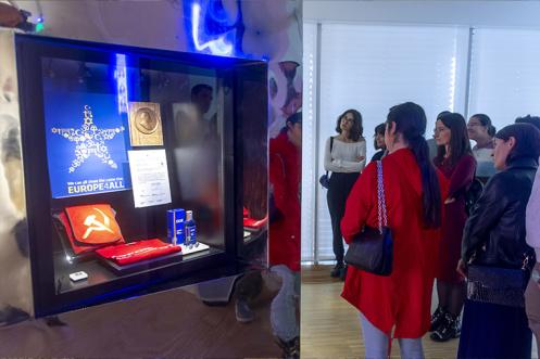 Groupe regardant la vitrine lors de la tournée