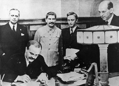 Black & white photo of signing of Pact
