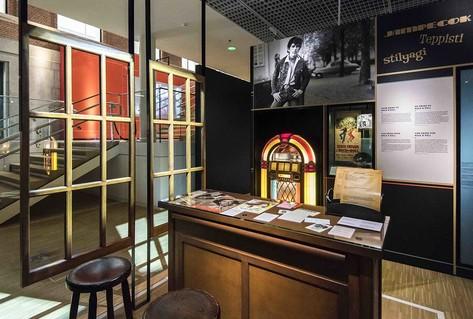 Juke box wide angle with posters