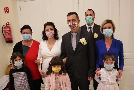 Wedding photo of family wearing masks