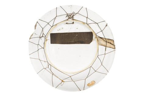 White plate with metal lines