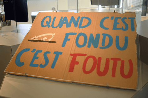 With writing "quand c'est fondu c'est foutu"